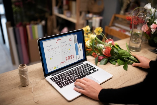 Florista usando laptop no trabalho