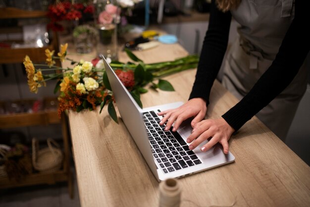 Florista usando laptop no trabalho