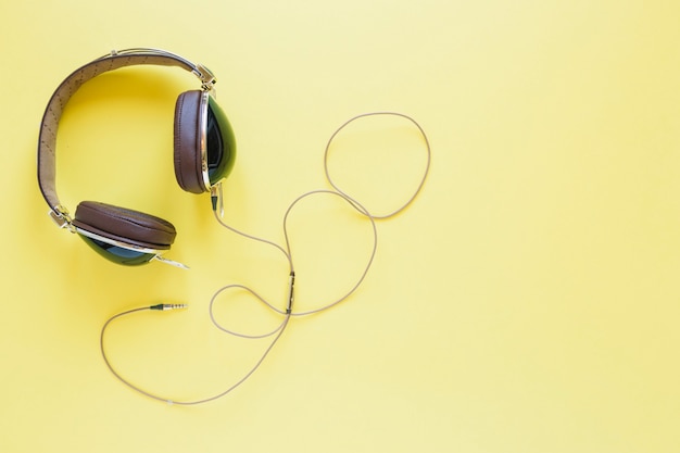 Foto grátis fones de ouvido em amarelo