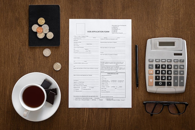 Foto grátis formulário de pedido de visto em uma mesa de madeira processamento de vistos registro plano lay