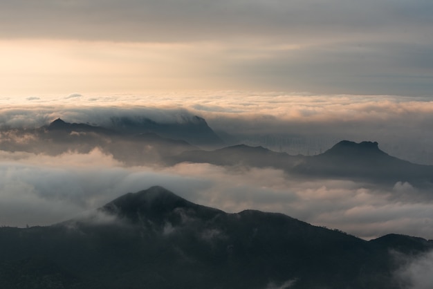 Foto grátis foto aérea de montanhas sob um céu nublado ao pôr do sol