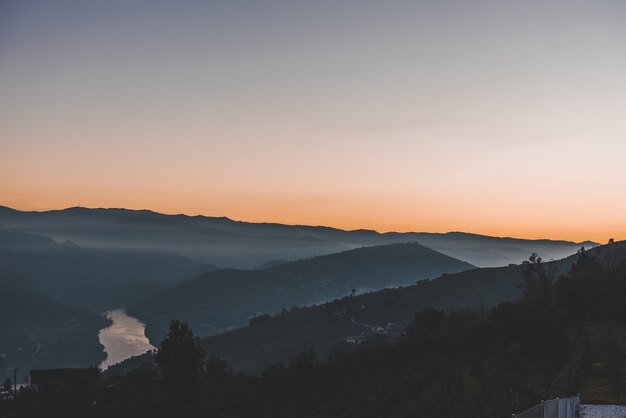 Foto de alto ângulo de montanhas na névoa