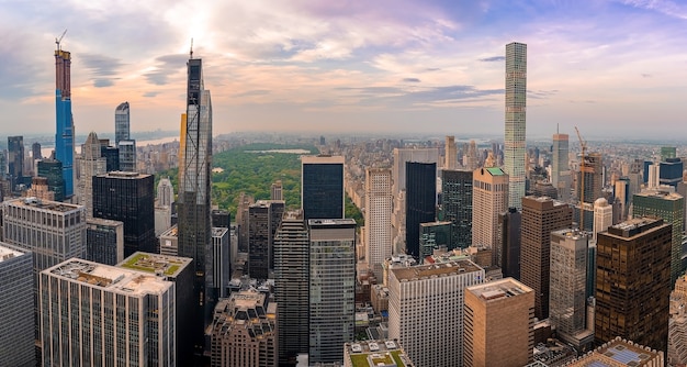 Foto grátis foto de alto ângulo dos arranha-céus à noite em nova york, eua