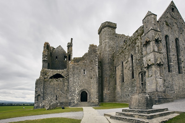 Foto grátis foto de baixo ângulo do rock of cashel cashel ireland