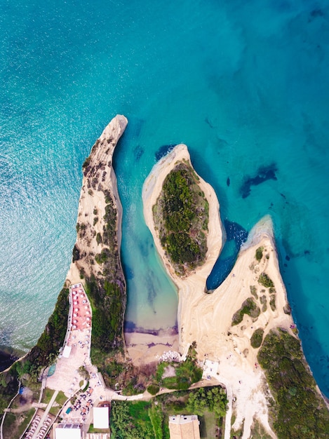 Foto grátis foto de drone de um belo mar cristalino e costa arenosa