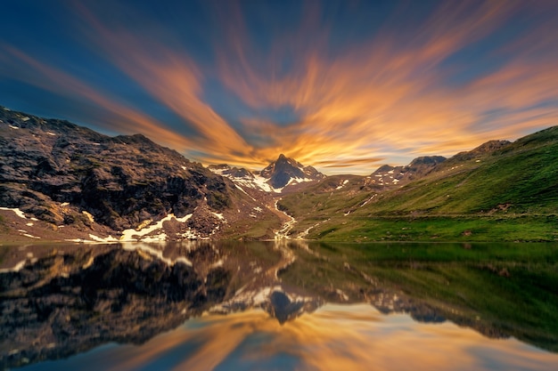 Foto de reflexo de árvores e montanha