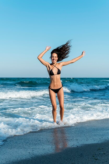 Foto de uma linda garota na praia