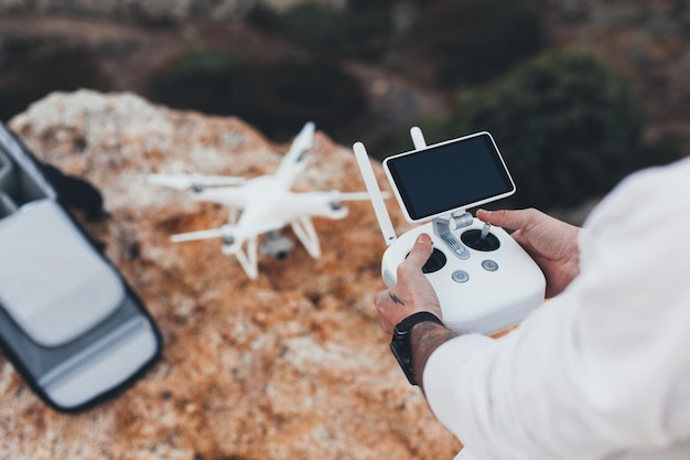 Foto grátis fotógrafo e criador de vídeos aéreos de estoque prepara drones para o voo