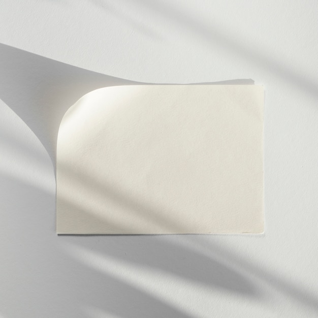 Foto grátis fundo branco com um espaço em branco branco de papel com sua sombra