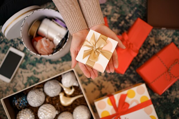 Fundo de Natal com enfeites e caixas de presente.