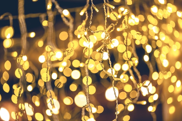 Foto grátis fundo festivo de natal com guirlandas e luzes bokeh