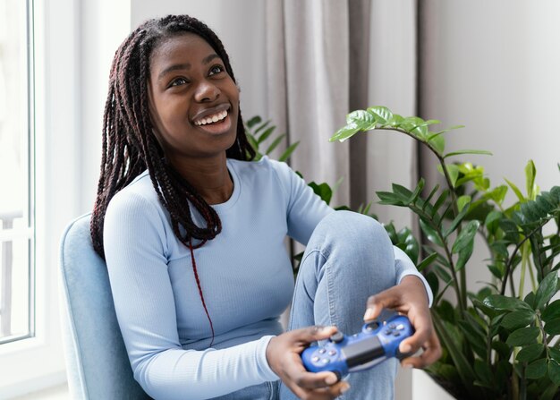 Garota feliz jogando videogame