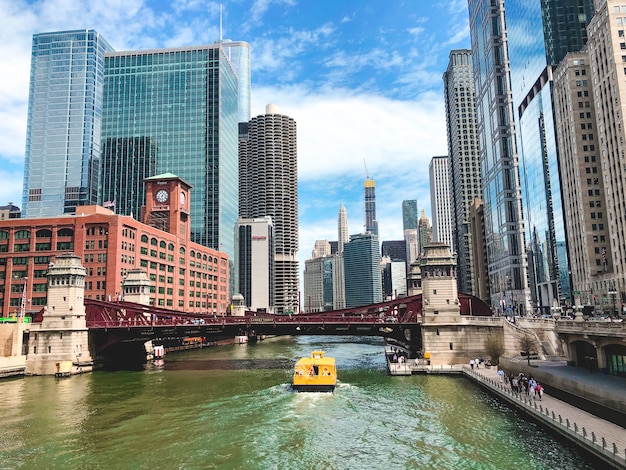 Foto grátis grande plano bonito do rio chicago com incrível arquitetura moderna