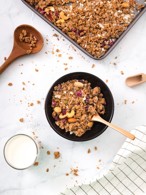 Foto grátis granola caseira de vista superior em cima da mesa