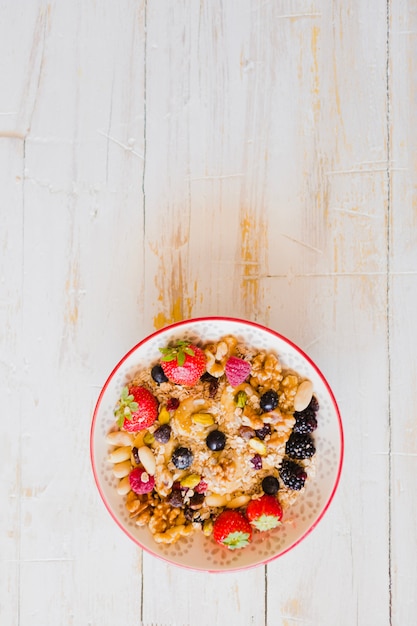 Foto grátis granola com bagas e sementes misturadas