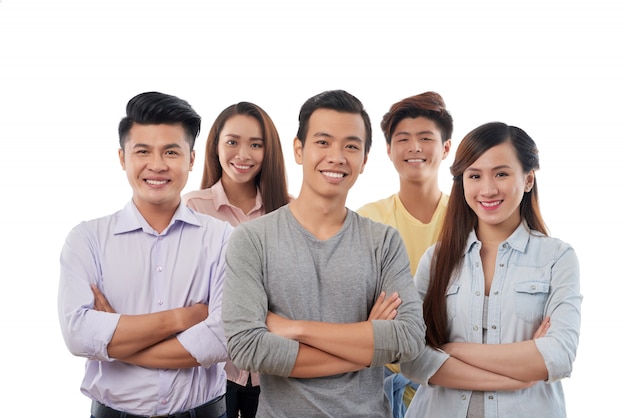 Foto grátis grupo de jovens alegres vestidos casualmente homens e mulheres posando