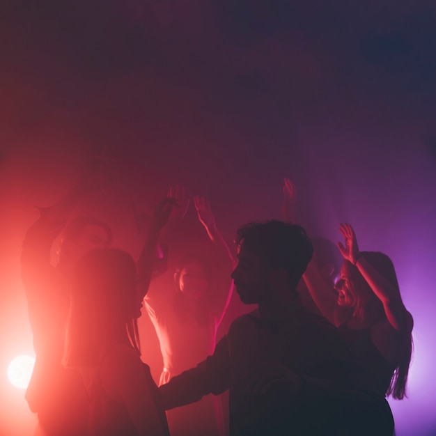 Foto grátis grupo de pessoas dançando em disco