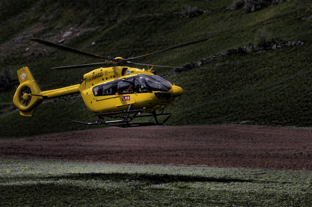 Helicóptero amarelo e preto