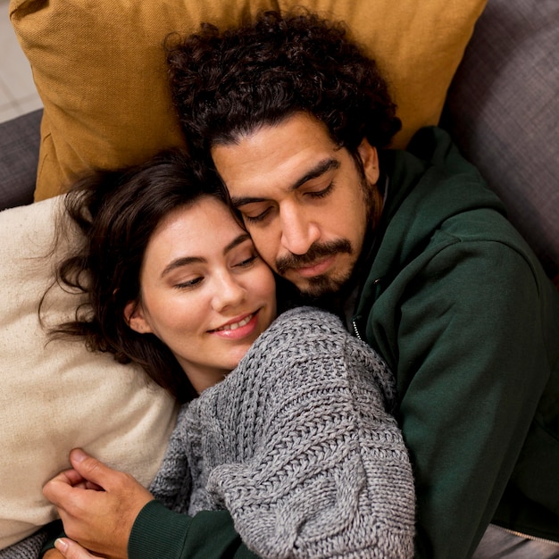 Foto grátis homem abraçando a esposa enquanto dorme