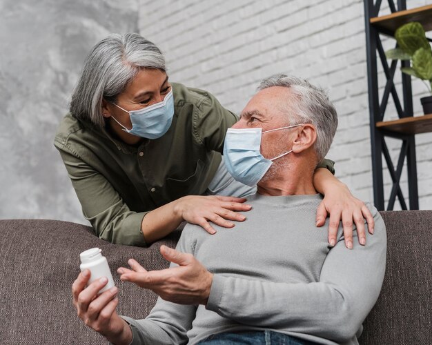 Homem adulto esperando o início da sessão de recuperação