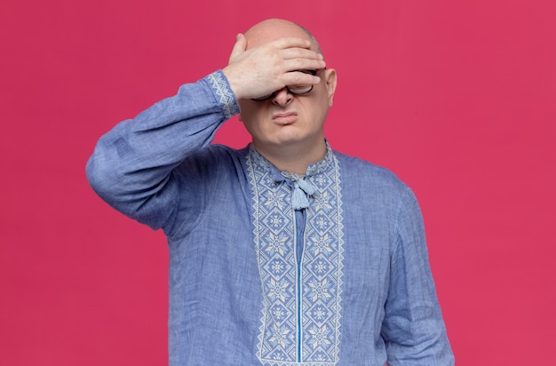 Foto grátis homem adulto insatisfeito de camisa azul de óculos e colocando a mão na testa