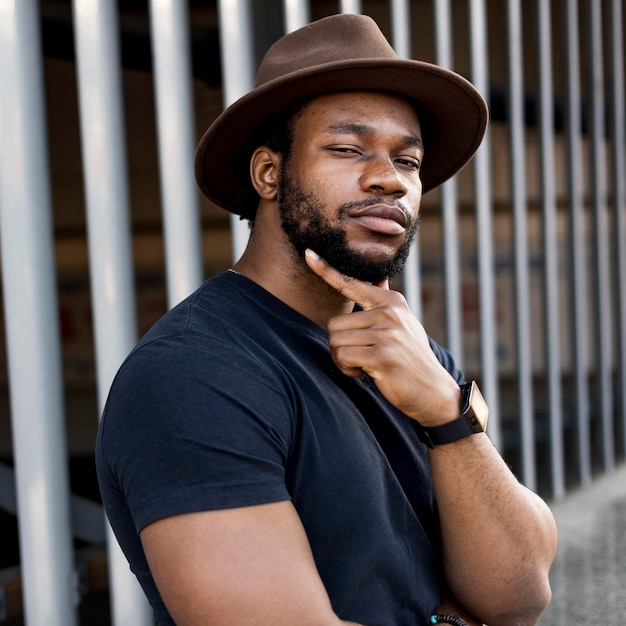 Foto grátis homem afro-americano bonito posando