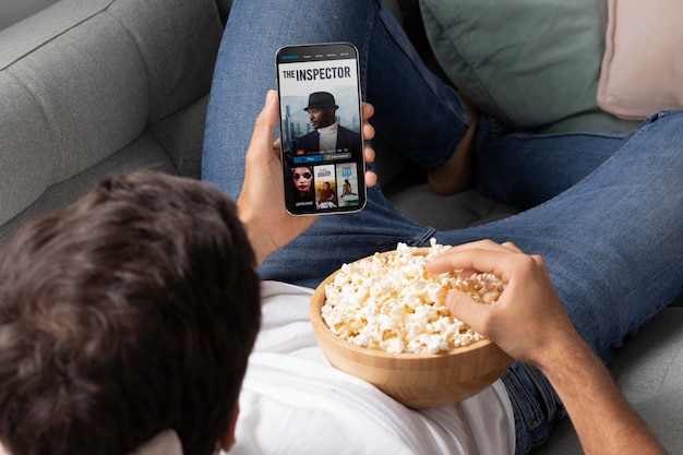 Foto grátis homem assistindo serviço de streaming em seu telefone