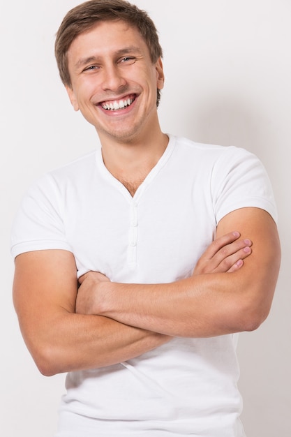 Foto grátis homem bonito em camiseta