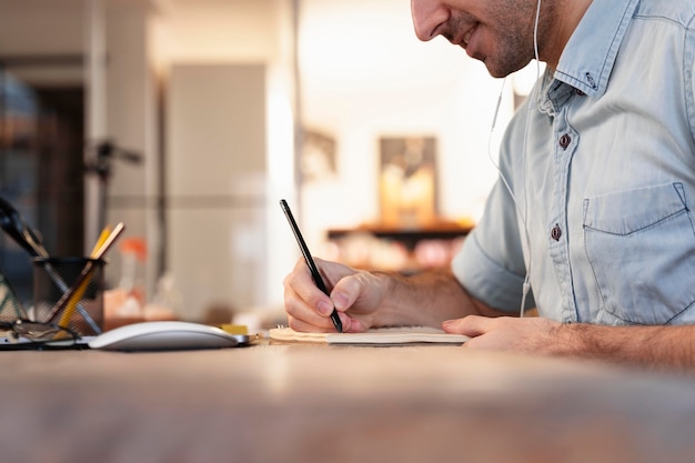 Foto grátis homem de lado fazendo freelance em casa