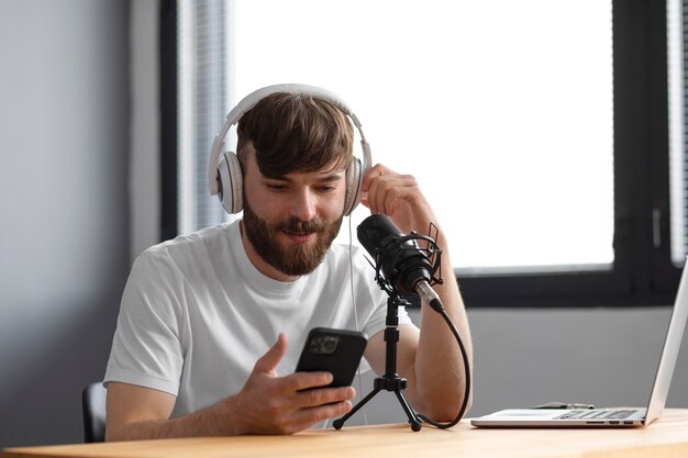 Homem de tiro médio gravando podcast dentro