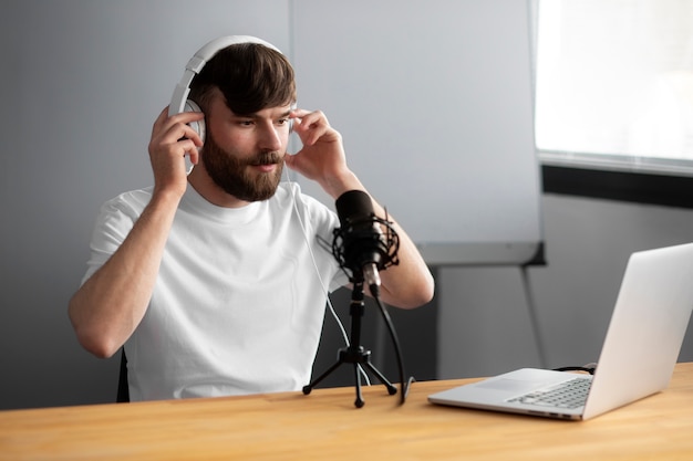 Homem de tiro médio gravando podcast