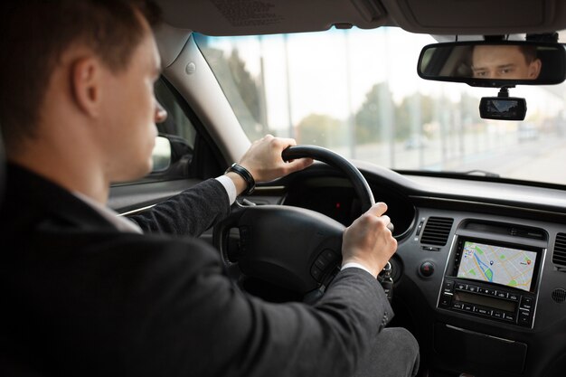 Homem dirigindo seu carro elegante para serviços de táxi