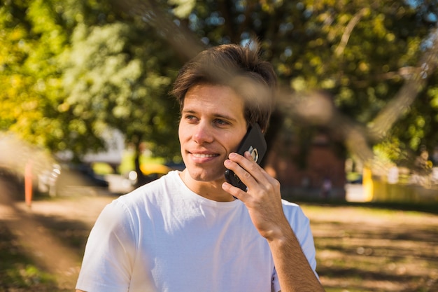 Foto grátis homem feliz falando no celular