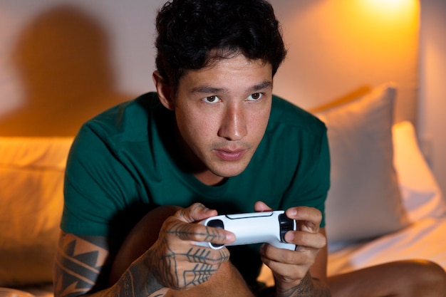 Foto grátis homem jogando videogame com seu console