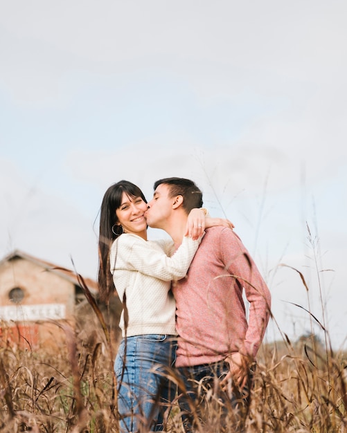 Foto grátis homem jovem, beijando, mulher, ligado, bochecha