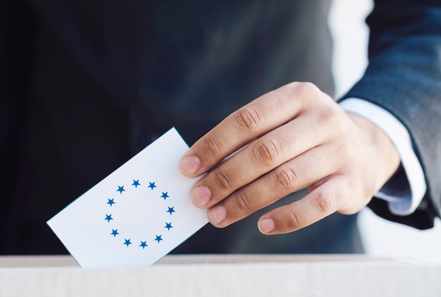 Homem, pôr, um, europeu, eleição, cédula, em, um, caixa, close-up