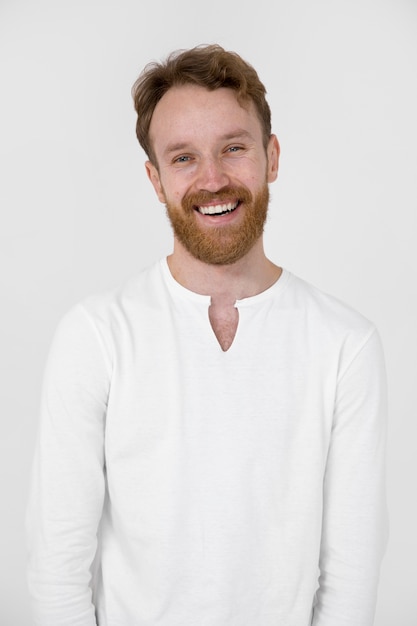 Foto grátis homem sorridente vestindo camisa branca plano médio