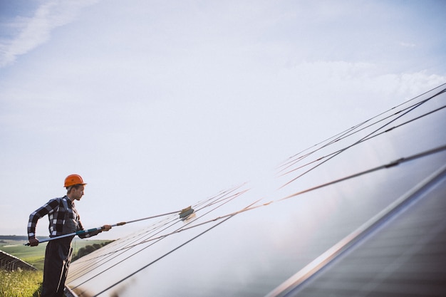 Foto grátis homem trabalhador no firld pelos painéis solares