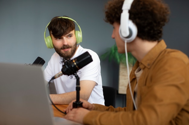 Homens de vista lateral gravando podcast