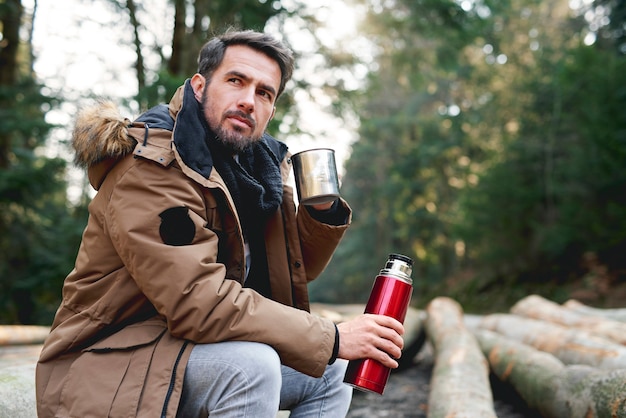 Foto grátis homens relaxando na floresta de outono