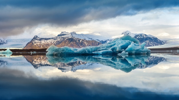 Foto grátis ice icebergs no lago glacial jokulsarlon, islândia.