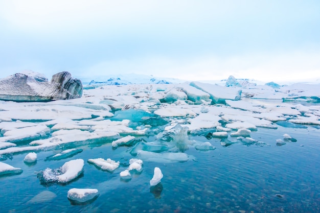 Icebergs em Glacier Lagoon, na Islândia.