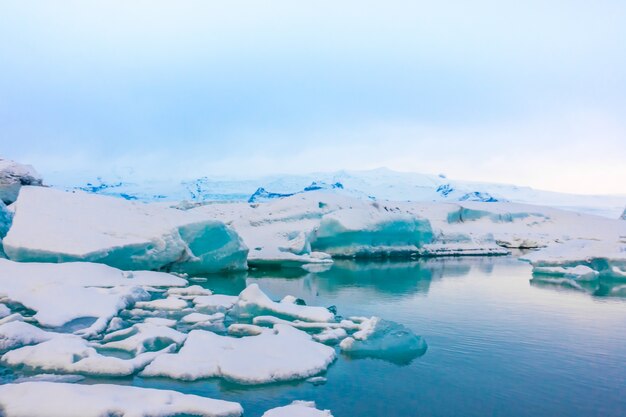 Icebergs em Glacier Lagoon, na Islândia.