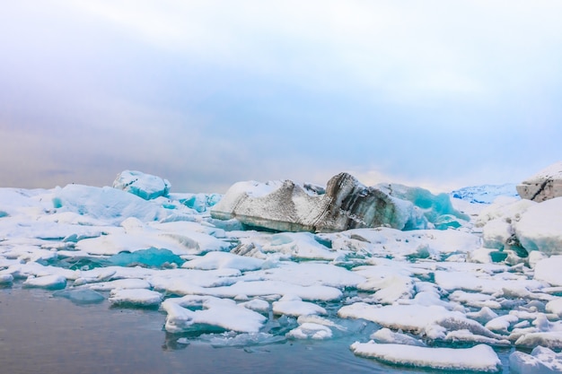 Icebergs em Glacier Lagoon, na Islândia.