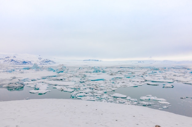 Foto grátis icebergs em glacier lagoon, na islândia.