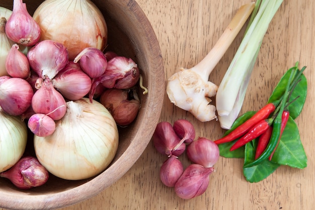 Foto grátis ingrediente alimentar asiático quente e picante com cebolas em tigela de madeira, liso, vista de cima