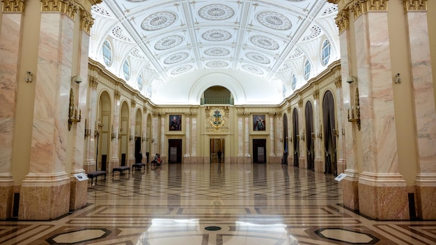 Foto grátis interior do museu nacional de arte em bucareste romênia detalhes dourados da pintura em mármore