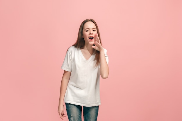 Foto grátis jovem adolescente casual gritando no estúdio