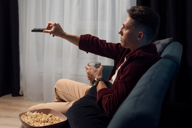 Foto grátis jovem assistindo serviço de streaming em casa