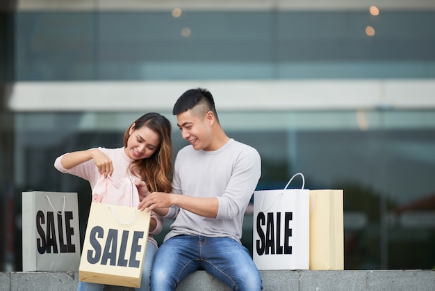 Foto grátis jovem casal compartilhando compras à venda